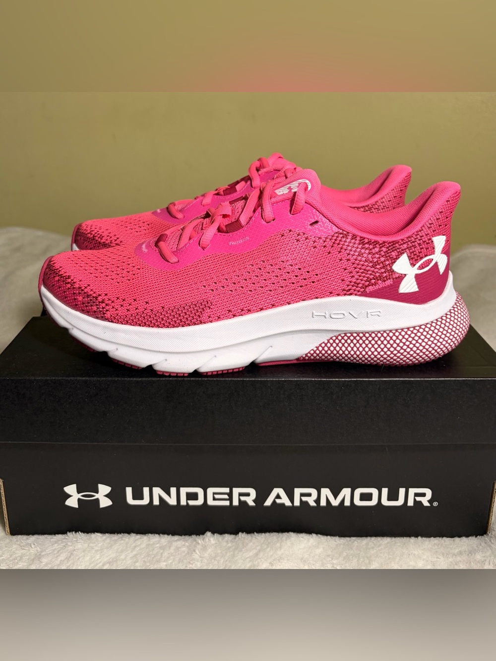 Under Armour Women's Vibrant Pink Running Shoes Sz 7Y